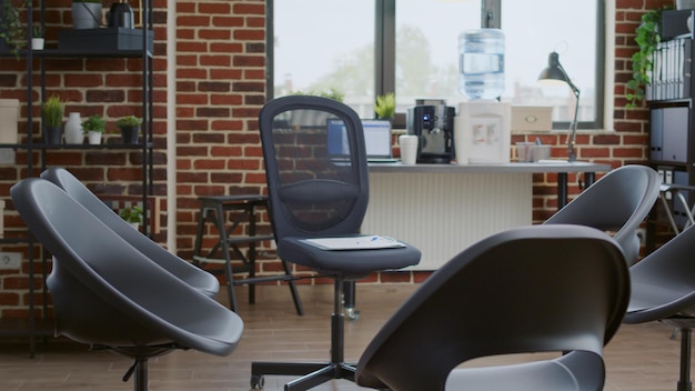 Free photo empty aa meeting space with chairs in circle prepared for group therapy. nobody in office decorated with furniture for rehabilitation program session with therapist, treating alcoholism.