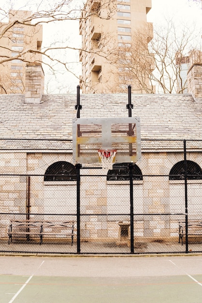 Free Photo empty basketball court in city