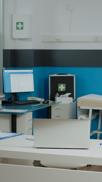 Free photo empty doctors office with medical instruments at facility