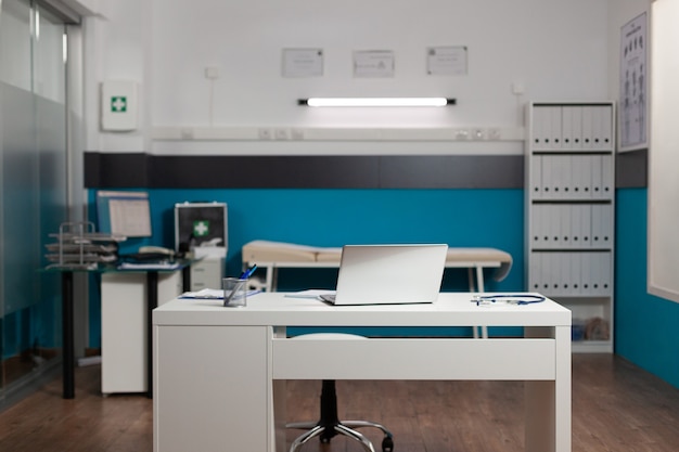 Free photo empty doctors workplace room with desk and technology