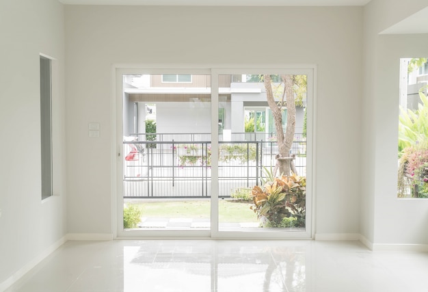 Free photo empty door in living room interior background