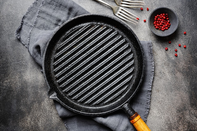 Free photo empty iron grill pan on table