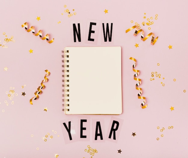 Free photo empty notepad new year with copy space