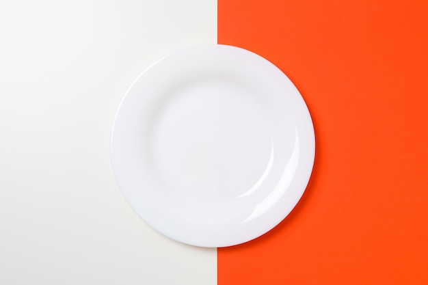 Free photo empty plate on two tone background top view