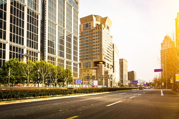 Free photo empty road at building exterior