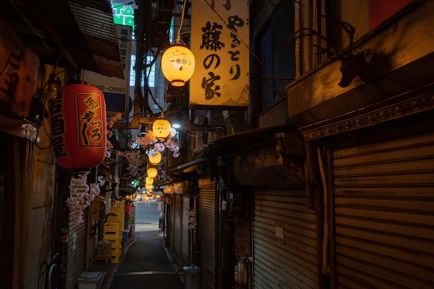 Free photo empty street at nighttime urban view