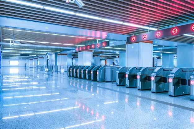 Free photo empty subway station with red lights