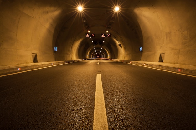 Free photo empty tunnel illuminated