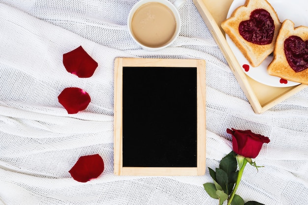 Free photo empty valentine board with romantic breakfast