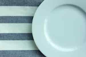 Free photo empty white plate with tablecloth