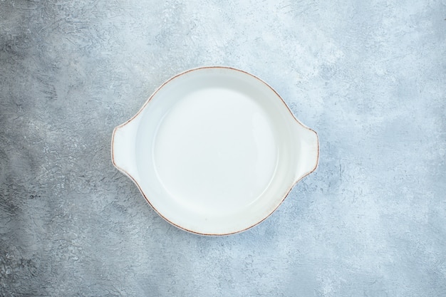 Free photo empty white soup plate on gray surface with distressed surface with free space