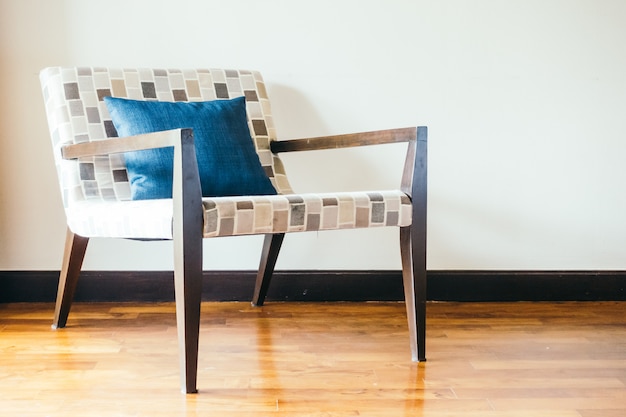 Free photo empty wooden chair with pillow