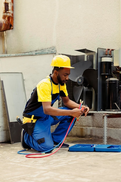 Free photo engineer assembling hvac unit manometers