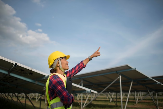 Free photo engineer electric woman checking and maintenance of solar cells.