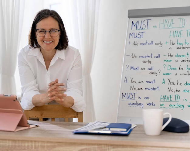 English teacher doing her class with a whiteboard