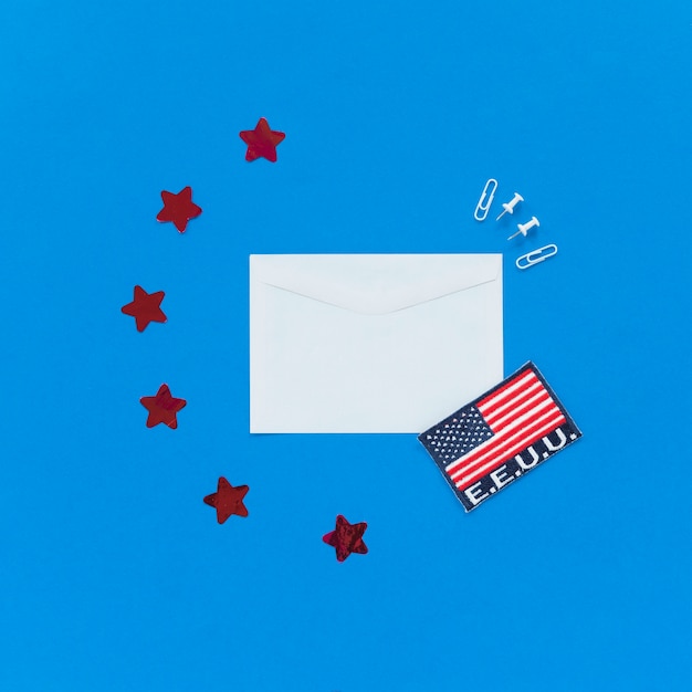 Free photo envelope and usa flag on blue background