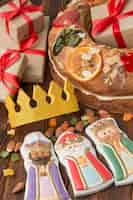 Free photo epiphany cake roscon de reyes and figurines