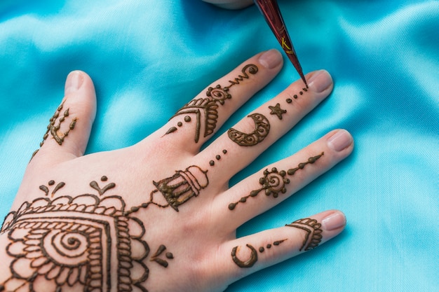 Free photo equipment for tattooing mehndi draws near woman hand