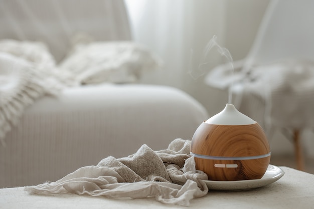 Free photo essential oil aroma diffuser humidifier diffusing water articles in the air.