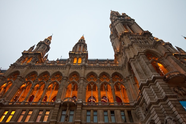 Free photo evening view of town hall in vienna