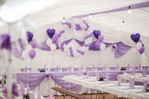 Free photo event hall with white and purple balloons