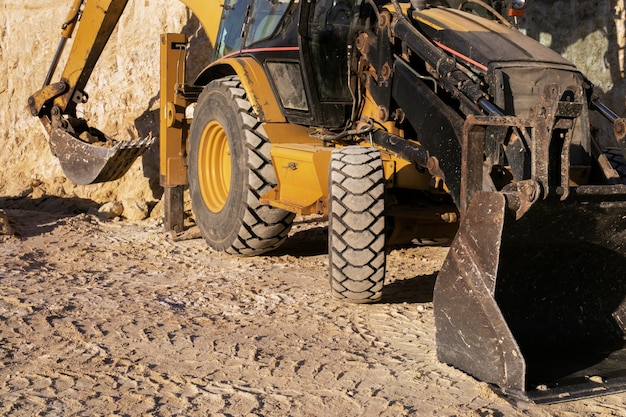 Free photo excavator digging in the ground on day light