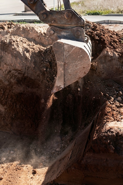 Free photo excavator digging in the ground on day light