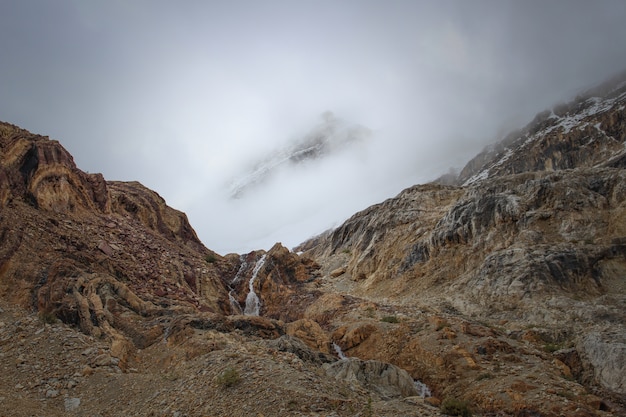 Free photo exotic mountain under the beautiful clouds