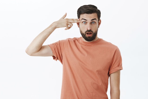 Free photo expressive bearded man in orange tshirt