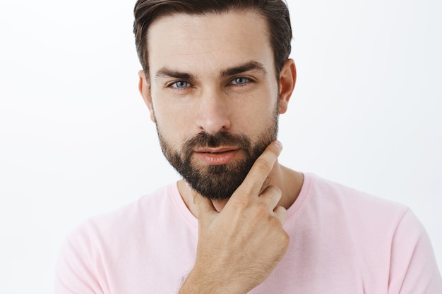 Free photo expressive bearded man in pink tshirt