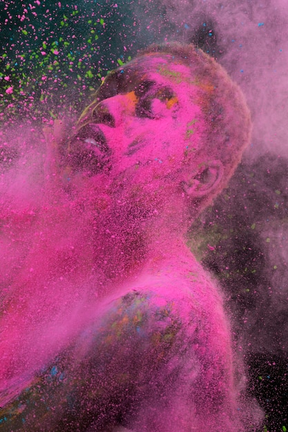 Free photo expressive black model with pink powder