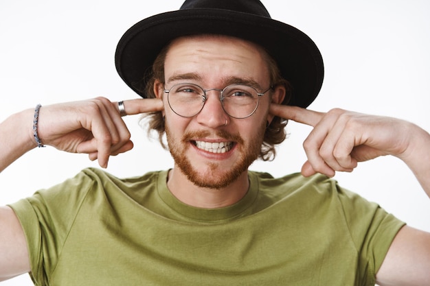 Free photo expressive redhead bearded man with a hat