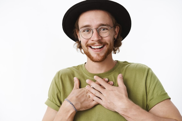 Free photo expressive redhead bearded man with a hat