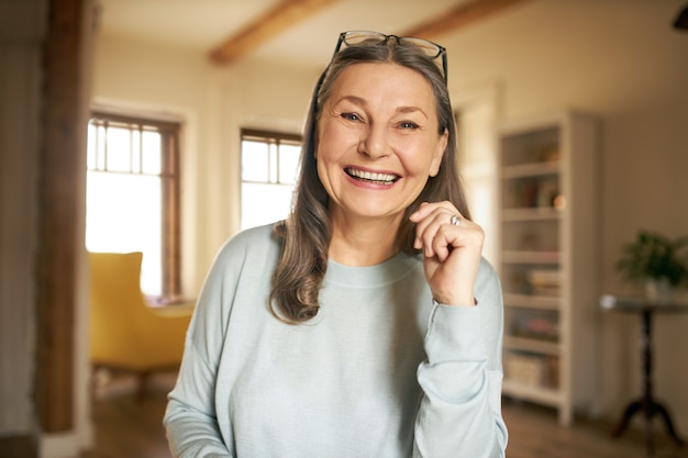 Free photo expressive senior female posing indoor