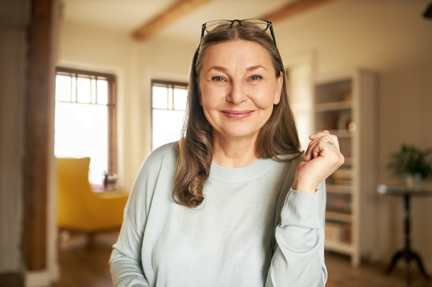 Free Photo expressive senior female posing indoor