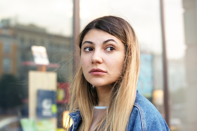 Free photo expressive woman posing outdoor