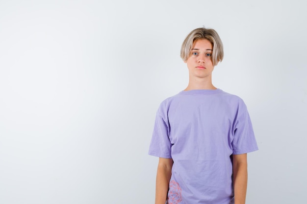 Free photo expressive young boy posing in the studio