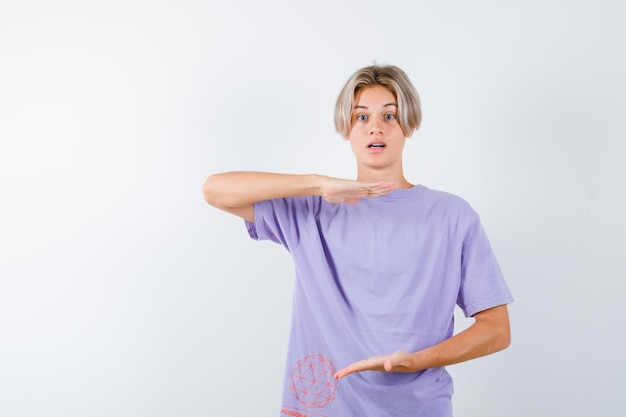 Free photo expressive young boy posing in the studio