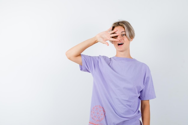 Free photo expressive young boy posing in the studio