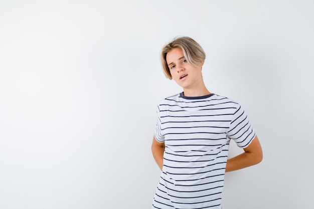 Free photo expressive young boy posing in the studio