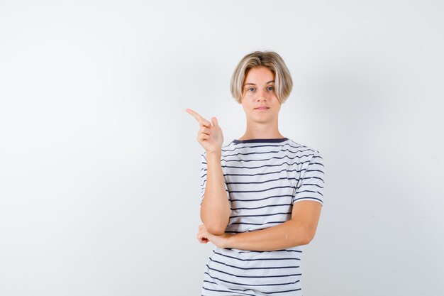 Free photo expressive young boy posing in the studio