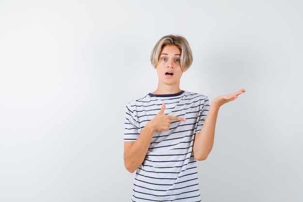 Free photo expressive young boy posing in the studio