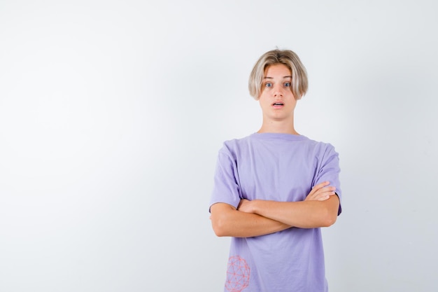 Free photo expressive young boy posing in the studio