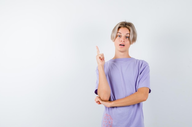 Free photo expressive young boy posing in the studio