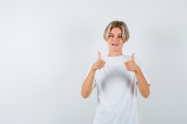 Free photo expressive young boy posing in the studio