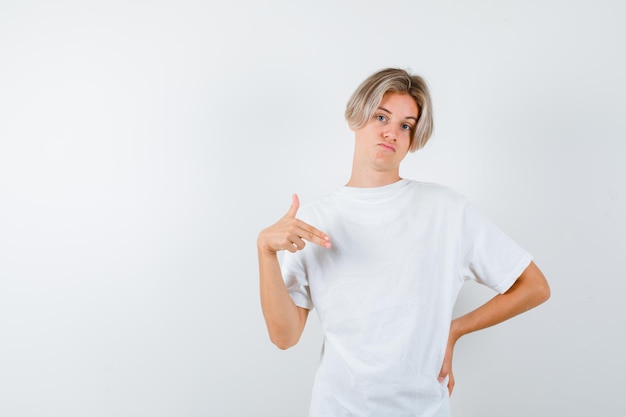 Free Photo expressive young boy posing in the studio