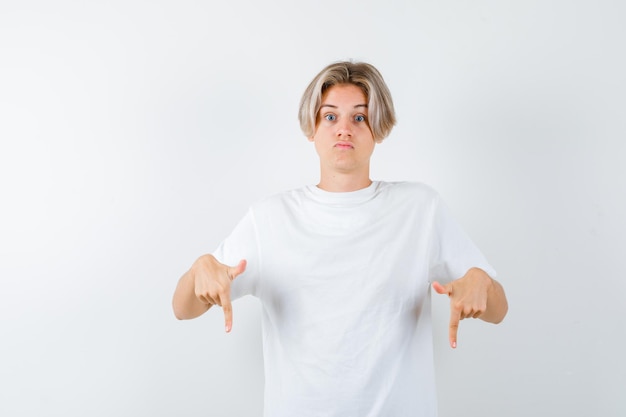 Free photo expressive young boy posing in the studio