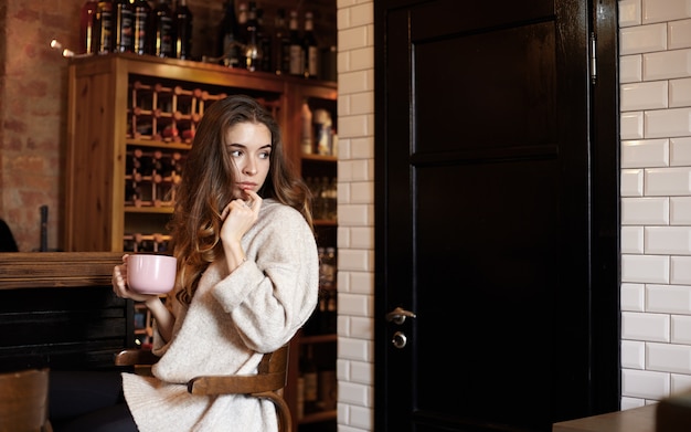 Free Photo expressive young girl posing indoor