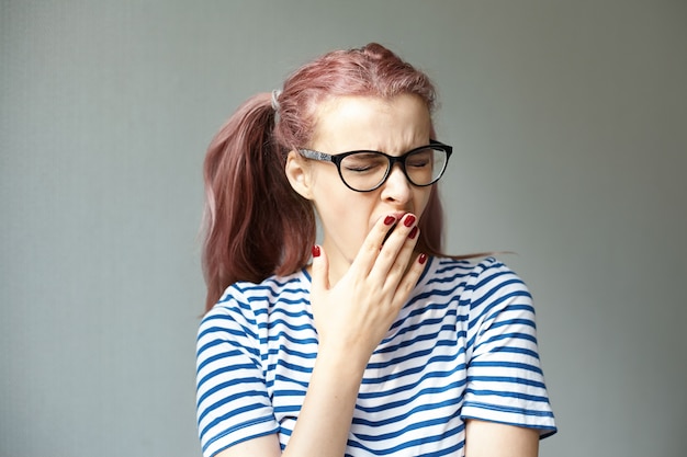 Free Photo expressive young girl posing indoor