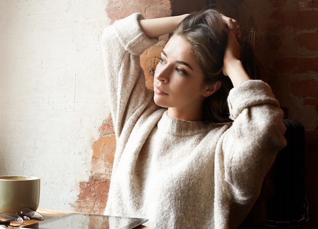 Free photo expressive young girl posing indoor